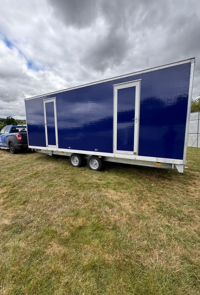 4+1 luxury toilet trailer exterior side view