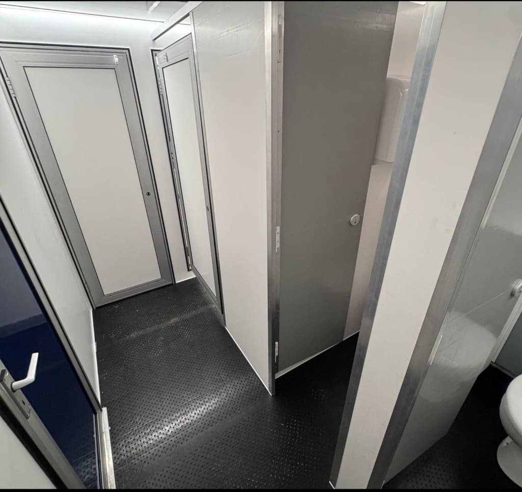 4+1 luxury toilet trailer interior cubicles